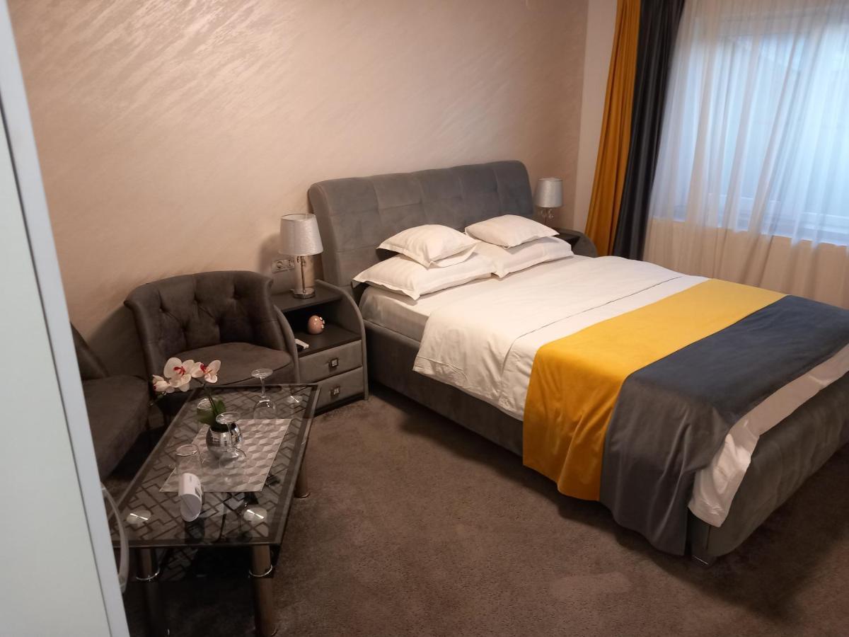 Vila Davison Targu Jiu Bagian luar foto